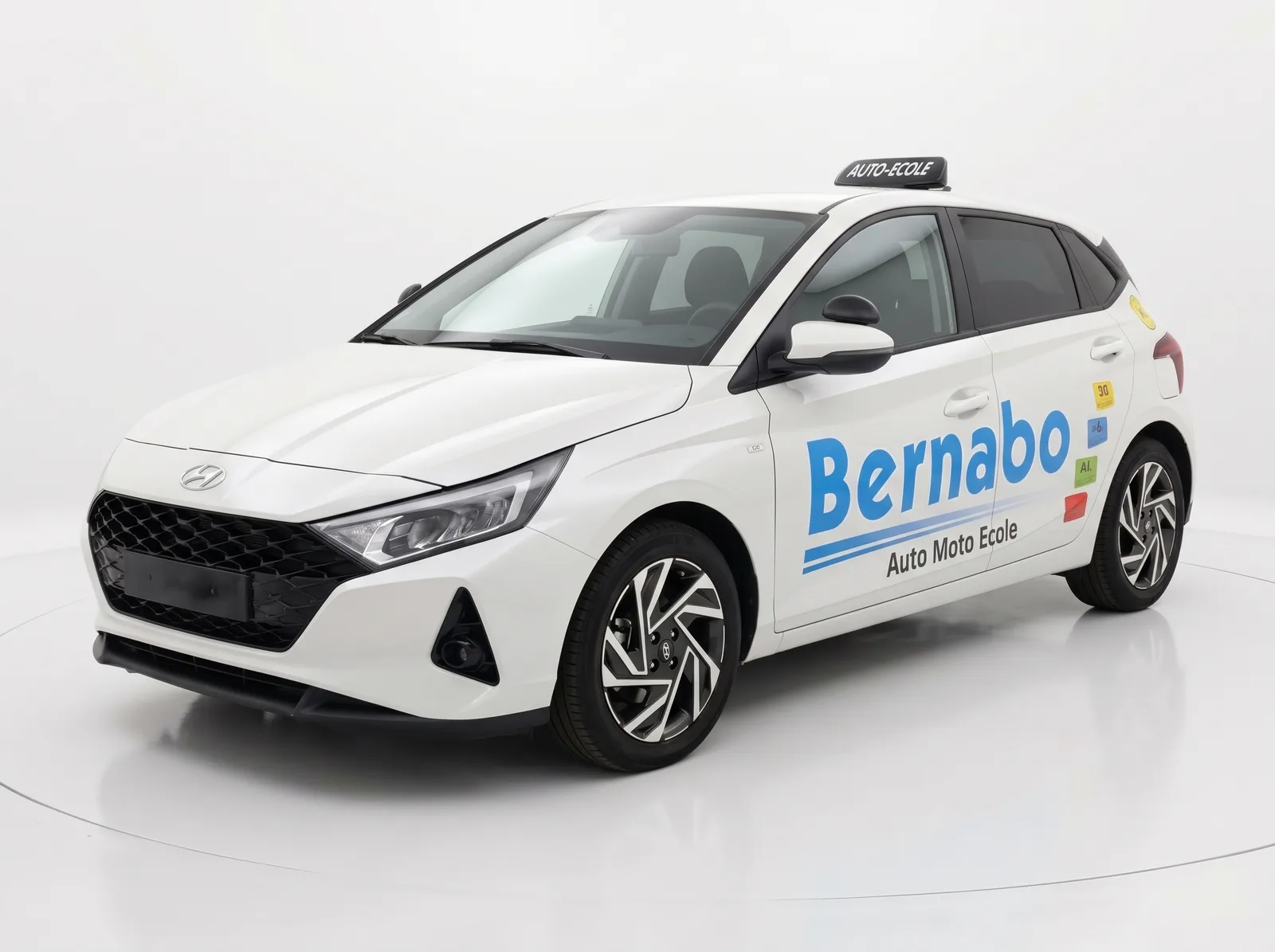 Hyundai i20 blanche aux couleurs de l’auto-école Bernabo