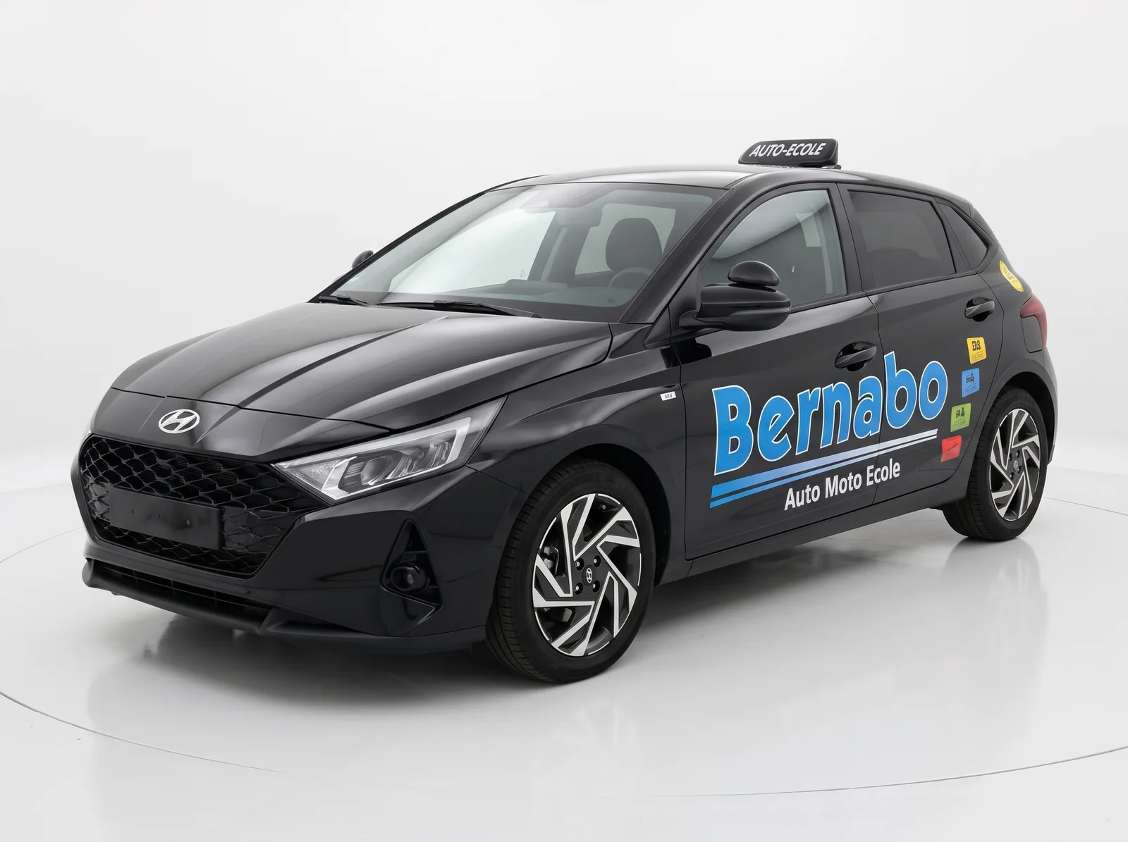 Hyundai i20 noire aux couleurs de l’auto-école Bernabo